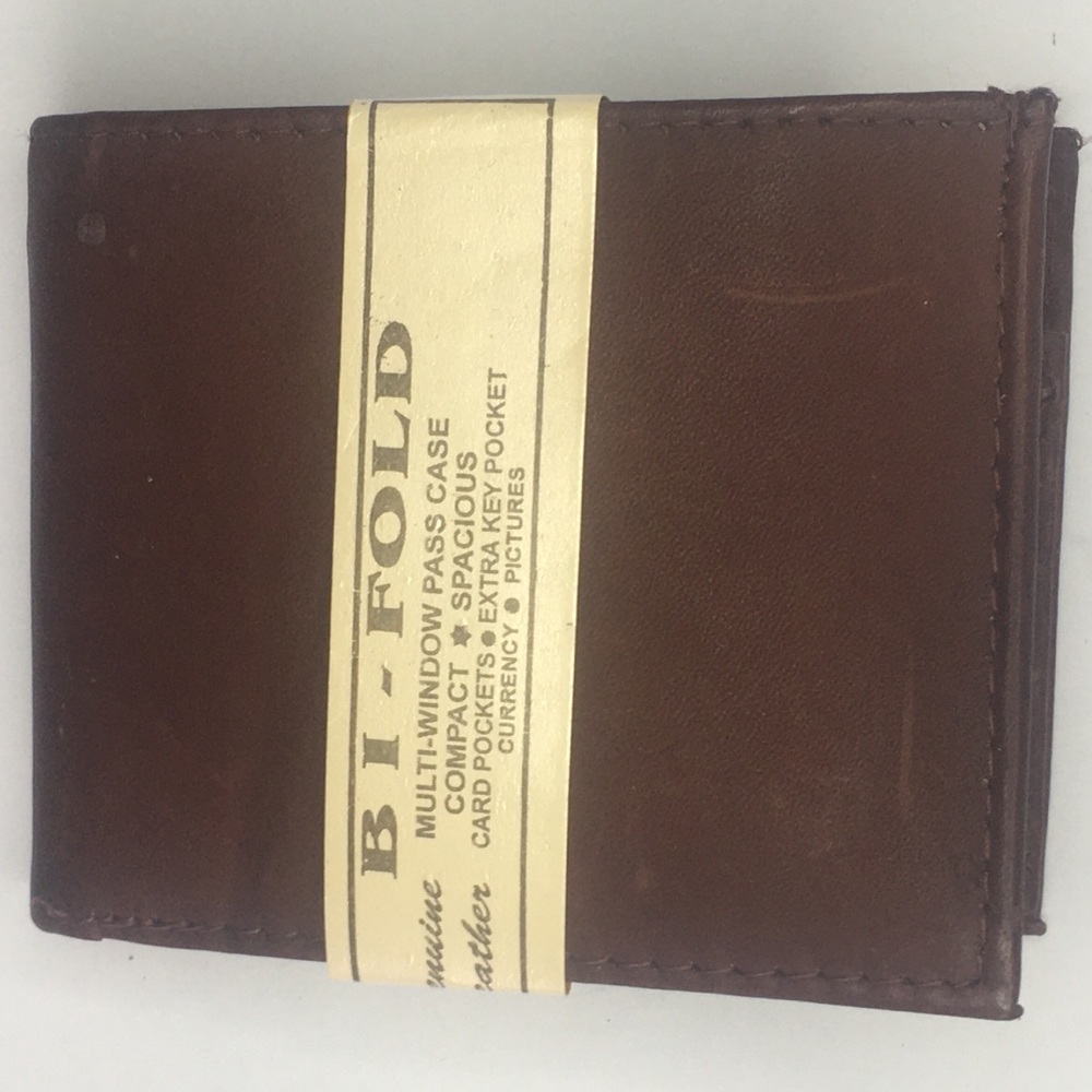 NWT. Men’s Leather Bifold Wallet